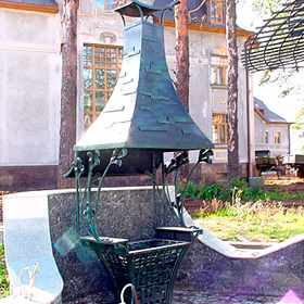 печь-камин с элементами  резьбы по камню 