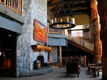  камин: камень  рваной формы + полка  из  ополовиненного ствола