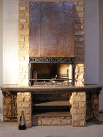  камин, облицованный камнем, с порталом, обрамлённым  металлической рамкой, с медной зашивкой
мангал  сложной формы с  элементами ручной ковки 