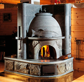  камин с металлической топкой, облицованный  серым камнем  различной  формы и размера