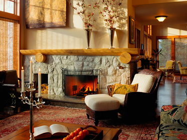 камин: камень  прямоугольной формы + деревянная полка  