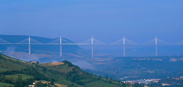  работы Нормана Фостера в сотрудничестве со  Мишелем Вирлоге, мост Виадук Мийо   