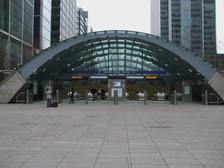  работы Нормана Фостера,  спроектированная Foster + Partners станция метро в Канэри-Уорф  