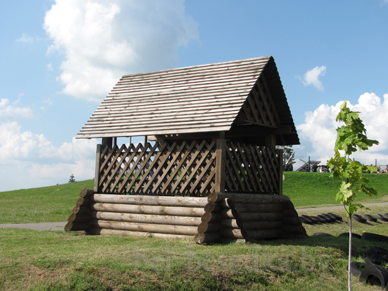  Беседка из оцилиндрованных брёвен с реечным заполнением 