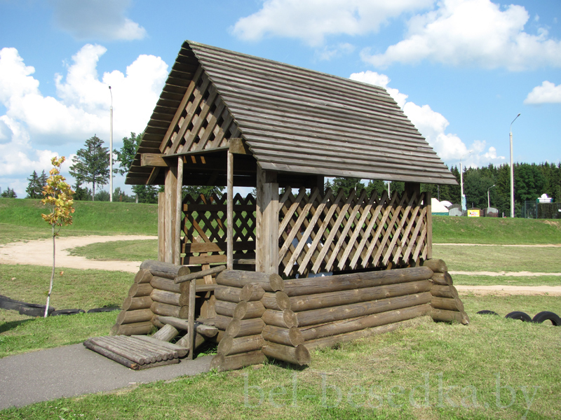  Беседка из оцилиндрованных брёвен с завершённием в виде пирамидальных уступов  