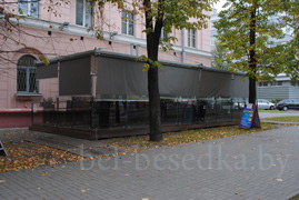 деревянный пол в  беседке, набранный сегментами   в шахматном  порядке     