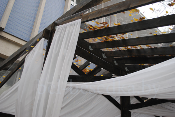 Стропильная система и  крыша из монолитного  поликарбоната в летнем кафе  на  ул. Козлова в Минске     