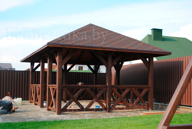 деревянная беседка  сезона 2014 года в Боровлянах   открытая деревянная беседка с черепичной крышей