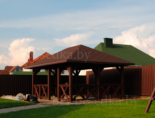 открытая беседка из  бруса в Боровлянах    беседка из  бруса сосны  с вальмовой крышей