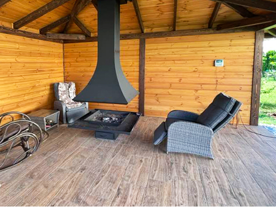  интерьер  деревянной беседка 5x5м с  островным камином 