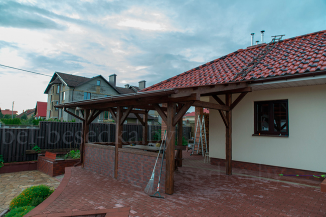 терраса с крышей из поликарбоната 18мм и зашивкой под  поручнем с  облицовкой клинкером под кирпич