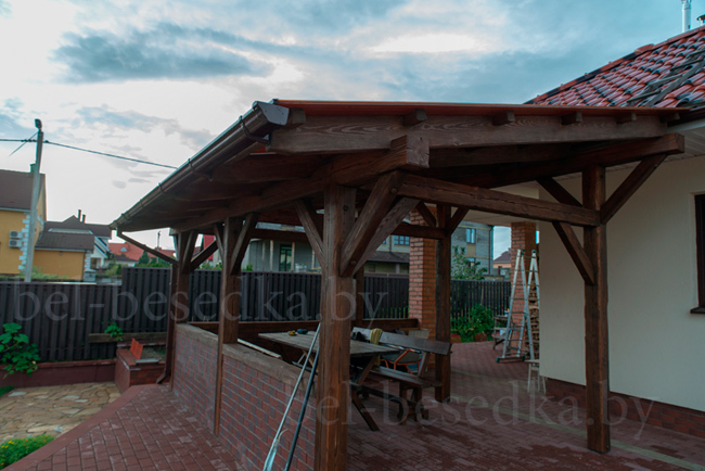  терраса  из  бруса  сосны с  применением  имитации  старения  и с крышей из канального  поликарбоната   