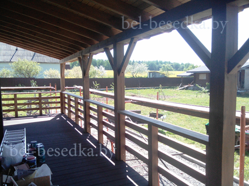  Терраса   из дерева с ограждениями  горизонтальной доской