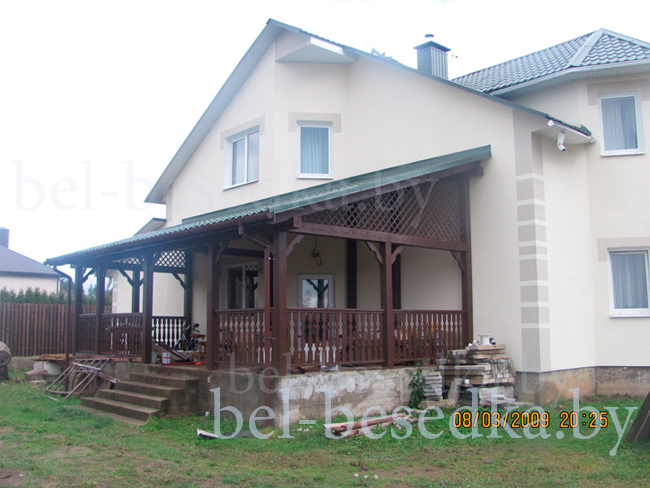  не остеклённая деревянная   веранда с балюстрадой из фигурных фрезерованных балясин   