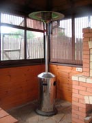 переносной газовый обогреватель в  беседке- павильоне