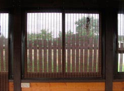 алюминиевые рамы   и бамбуковые  шторы в  беседке