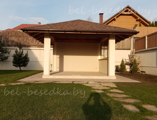  беседка с бетонными столбами, глухой стеной и пристенком из ГС  блока  