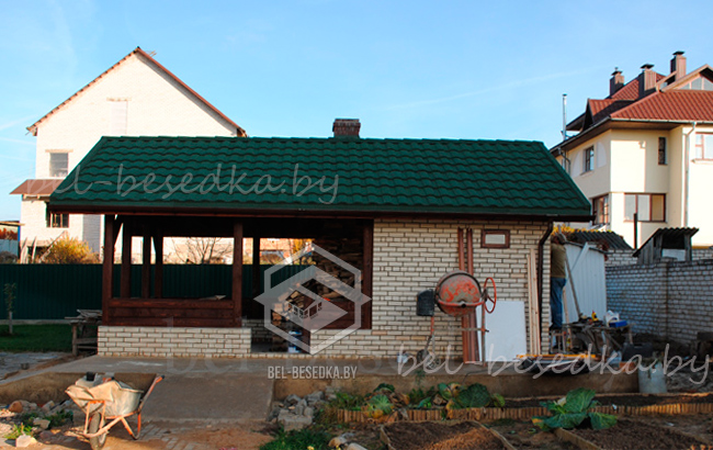  беседка  с   кухонным комплексом  и парапетом из кирпича