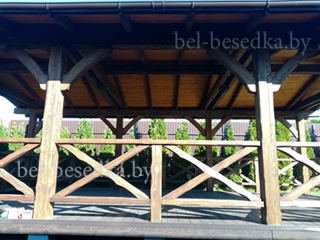 беседка  в рустикальном стиле с обжигом и брашировкой и крестовинами ограждения