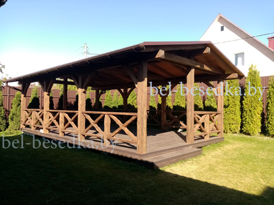 беседка  в рустикальном стиле с пирамидальными оконцовками прогонов 