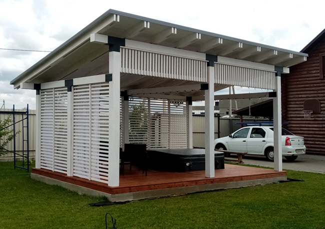  деревянная белая  беседка  горизонтальным обрамлением  бруском 30x40мм 