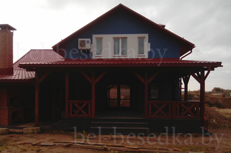 терраса  с ограждениями  из  каркаса с наполнением из крестовин и вертикальных вставок 