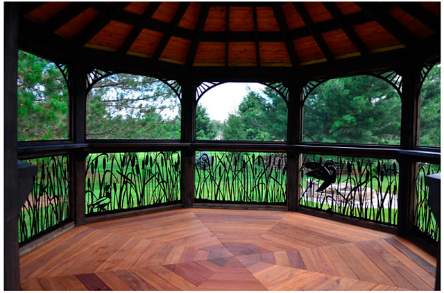  металлическое  панно под  поручнем  в  деревянной беседке