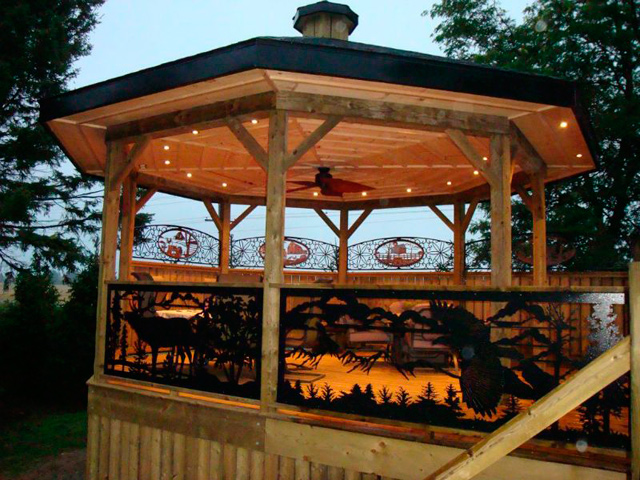 балюстрада  террасы  на входе в  деревянную беседку 