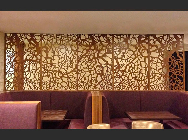 художественное  панно-стена в  беседке 