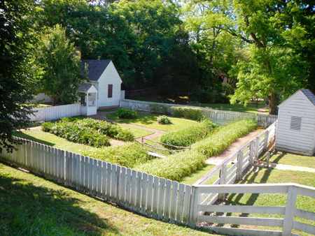   ограждения и заборы в колониальном стиле   