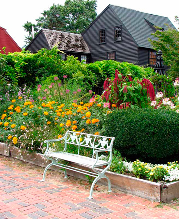   зелёные насаждения в колониальном стиле   