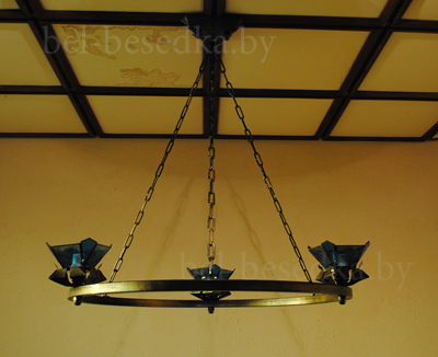  люстра подвесная на цепях с тремя витражными плафонами с круглым металлическим каркасом и элементами лазерной резки 