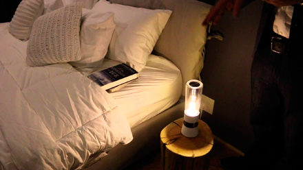  светильник  Bluetooth-колонка в интерьере спальной   