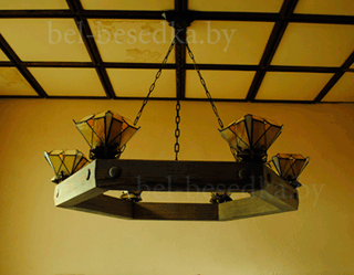  люстра с  витражными плафонами в технике  Тиффани и с деревянным шестигранным 
 каркасом  