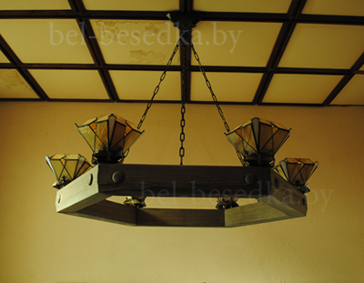  люстра с  витражными плафонами в технике  Тиффани и с деревянным шестигранным  каркасом  