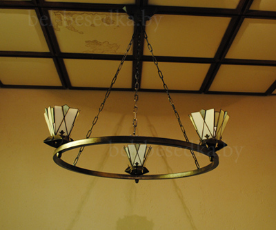  люстра подвесная на цепях с тремя витражными плафонами с круглым металлическим каркасом 