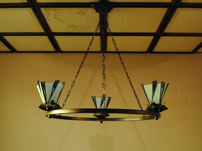  люстра  на цепях с тремя витражными плафонами с   металлическим круглым основанием  