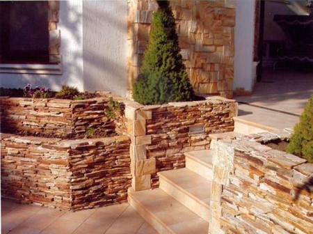  подпорные  стенки, декорированные  песчаником  