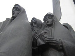  остров Слёз, скульптурная композиция матери погибших героев  
