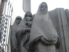  остров Слёз, скульптурная композиция скорбящие матери и жёны  