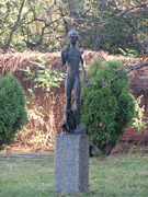  Скульптура  «Обнажённый мальчик», костел св. Роха  в Минске 