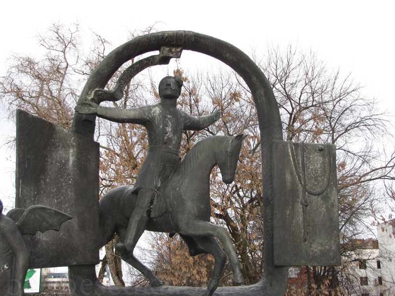 Памятники в минске недорого. Как называется скульптура мужика на площади Минска.