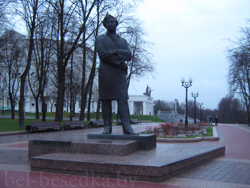 Памятники в минске недорого. Памятник Максиму Богдановичу. Минск памятники. Памятник мужику Минск.