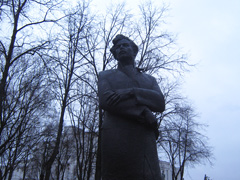 Памятник  Максиму  Богдановичу в сквере на площади Парижской Коммуны