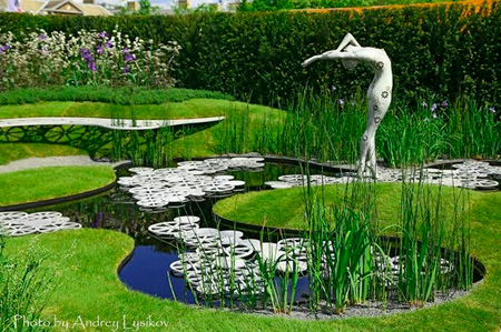  статуя «Река Времени»   скульптора Викторией Чичинадзе на Chelsea Flower Show 2016  