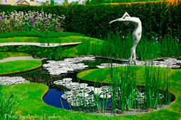   статуя «Река Времени»   скульптора Викторией Чичинадзе на Chelsea Flower Show 2016  